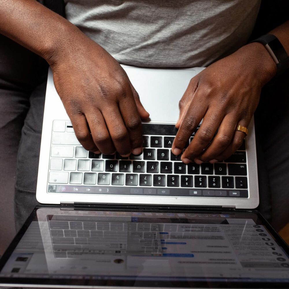 Mann tippt am Laptop