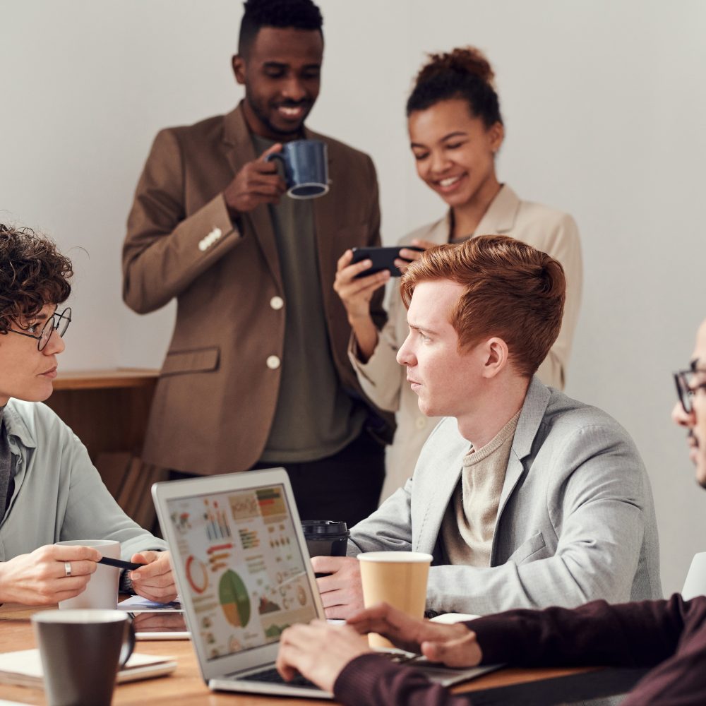 Fünf Menschen haben ein lockeres Meeting